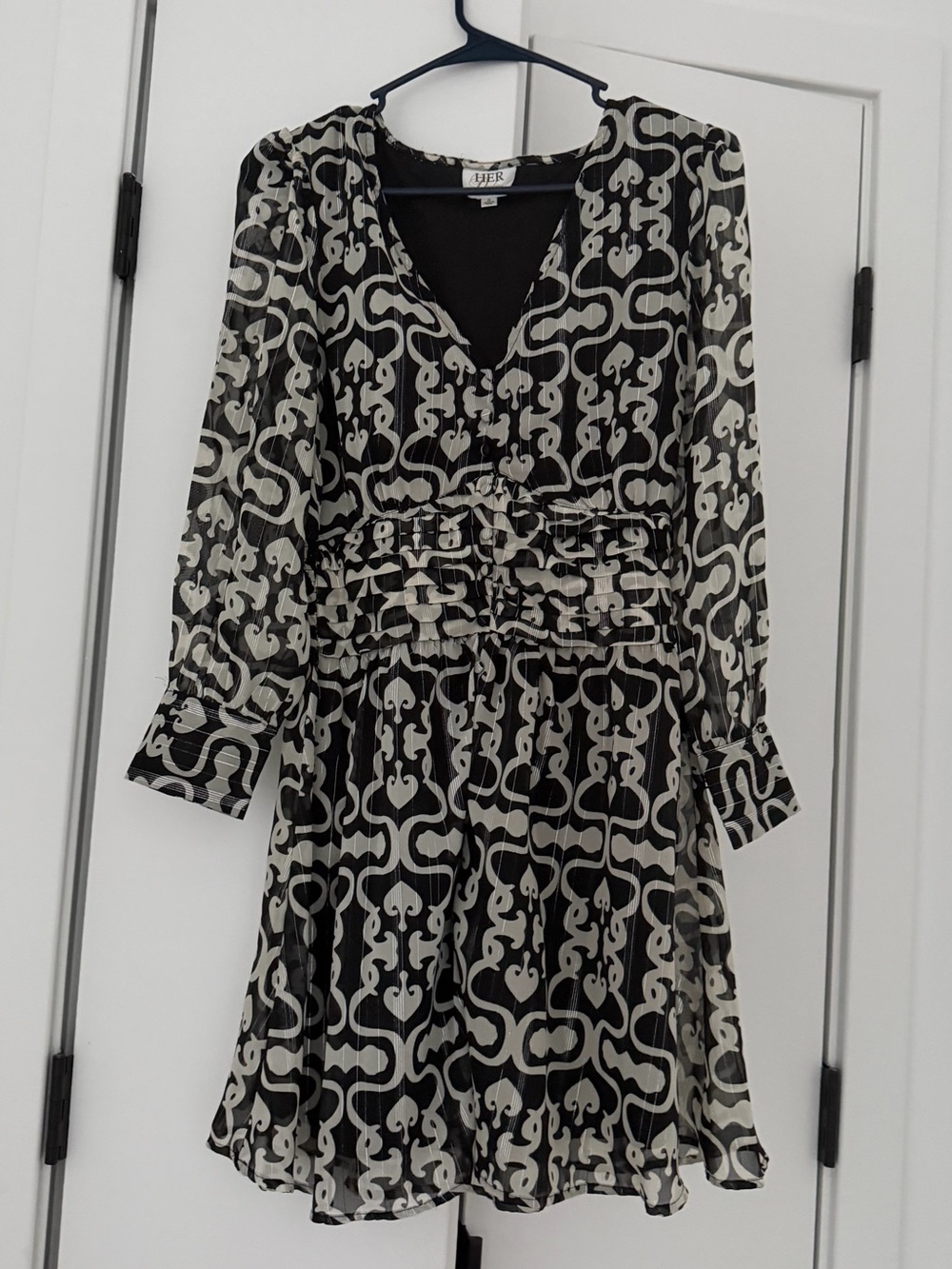 Black & White Printed V-Neck Long Sleeve Dress